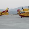 Alevlere karşı zamanla yarışan uçak pilotlarının zorlu mesaisi başladı