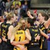 Türk derbisini kazanan VakıfBank finalde Türk derbisini kazanan VakıfBank finalde