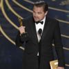 Leonardo DiCaprio Oscar'ı iade etti Leonardo DiCaprio Oscar'ı iade etti