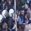 Kayyum atanan İpek Medya önünde gerginlik Kayyum atanan İpek Medya önünde gerginlik