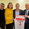 Milli voleybolcu Cansu Özbay İzmir esnafının da gururu Milli voleybolcu Cansu Özbay İzmir esnafının da gururu