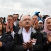 CHP lideri Kılıçdaroğlu eşiyle birlikte yürüdü