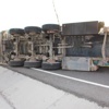 Devrilen tankerden 13 ton mazot yola aktı Devrilen tankerden 13 ton mazot yola aktı