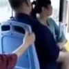 Çinli kadın otobüste yer vermeyen adamın kucağına oturdu Çinli kadın otobüste yer vermeyen adamın kucağına oturdu