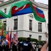 Video: Ermenilerin arasından Azerbaycan bayrağı ile geçti Video: Ermenilerin arasından Azerbaycan bayrağı ile geçti