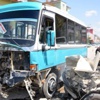 Dolmuş ile otomobil çarpıştı: 15 yaralı Dolmuş ile otomobil çarpıştı: 15 yaralı
