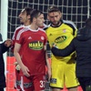 Sivasspor kalecisi tribünden atılan cisimle yaralandı!