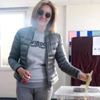 Oy kullanmaya giderken giydiği taytı eleştirilen Pınar ... Oy kullanmaya giderken giydiği taytı eleştirilen Pınar ...