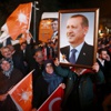 Erdoğan'ın evinin önünde sevinç gösterileri Erdoğan'ın evinin önünde sevinç gösterileri