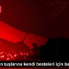 Piyanonun tuşlarına kendi besteleri için basıyor