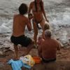 Rus turist bebeğini denizde doğurdu