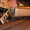 Freni boşalan kamyon işyerine girdi