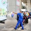 Geri dönüşebilir atıkları getiren vatandaşa belediyeden alışveriş çeki Geri dönüşebilir atıkları getiren vatandaşa belediyeden alışveriş çeki