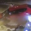 Hızını alamayan araç tramvay durağına çarptı Hızını alamayan araç tramvay durağına çarptı