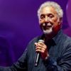 Tom Jones Antalya'da hayranlarıyla buluştu Tom Jones Antalya'da hayranlarıyla buluştu