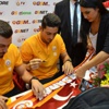 Galatasaraylı futbolcular imza dağıttı Galatasaraylı futbolcular imza dağıttı