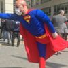 ‘Süpermen’ maske ve eldivenlerini takıp İstanbul sokaklarına indi
