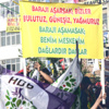 HDP mitinginde benim meskenim dağlardır pankartı HDP mitinginde benim meskenim dağlardır pankartı