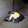 Zabıta el koyduğu pamuk şekerleri ezdi