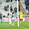 Tarihî maçta 2-1 yenilseler de kazanan Şota oldu