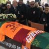 Zafer Çika'ya son veda! Arkadaşları Demet Akbağ'ı yalnız bırakmadı