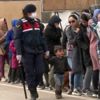 Kadın komutan göçmenlerin gönlünü fethetti Kadın komutan göçmenlerin gönlünü fethetti