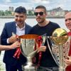 Podolski, Galatasaray'ın şampiyonluk kupalarıyla poz verdi