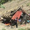 Artvin'de kamyon uçuruma yuvarlandı: 1 ölü, 8 yaralı Artvin'de kamyon uçuruma yuvarlandı: 1 ölü, 8 yaralı