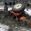 Devrilen traktörün altında can verdi Devrilen traktörün altında can verdi