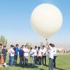 Liselilerden uzayda fotoğraf çeken balon