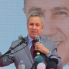 Arınç, mikrofonun azizliğine uğrayınca espriyi patlattı