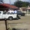 Polis kadını kamyonetin arkasında sürükledi. Büyük infial yarattı Polis kadını kamyonetin arkasında sürükledi. Büyük infial yarattı