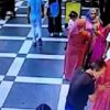 Şanlıurfa'da şaşkınlık yaratan olay! Kırmızı elbiseli cansız manken hırsızlığı kamerada