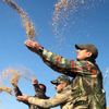 Kars ta avcılar avlamak yerine bu kez yemledi Kars ta avcılar avlamak yerine bu kez yemledi