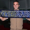 Robin Van Persie imzayı atıyor