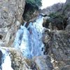 Şelale, dondurucu soğuğun etkisiyle buz tuttu