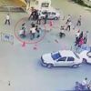 Hastane bahçesinde tekmeli sopalı kavga Hastane bahçesinde tekmeli sopalı kavga