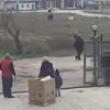 Kuşlarına bakan çocukları tekme tokat dövdü Kuşlarına bakan çocukları tekme tokat dövdü