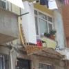 Çamaşır asarken balkon çöktü Çamaşır asarken balkon çöktü