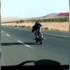 Motosiklet sürücüsünün tehlikeli yolculuğu kamerada