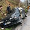Şarampole yuvarlanan otomobilde ölümden döndüler Şarampole yuvarlanan otomobilde ölümden döndüler