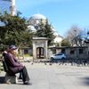 Uyarılara aldırış etmeyen yaşlılar banklardaki yerini ... Uyarılara aldırış etmeyen yaşlılar banklardaki yerini ...