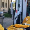 Selin getirdiği odunları toplarken çaya düştü Selin getirdiği odunları toplarken çaya düştü