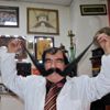 60 yıldır bıyıklarını kesmiyor 60 yıldır bıyıklarını kesmiyor