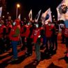 Sendikalaşmanın 'ceza'sı ücretsiz izin: İşçiler direnişe geçti