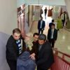 Yaşlı kadın, sandelyede taşınarak oy kullandı Yaşlı kadın, sandelyede taşınarak oy kullandı
