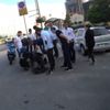 Virajı alamayıp bariyerlere girdi, yaralı halde yürürken yola yığıldı Virajı alamayıp bariyerlere girdi, yaralı halde yürürken yola yığıldı