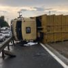 Yağış kazaları getirdi, çöp kamyonu devrildi Yağış kazaları getirdi, çöp kamyonu devrildi