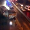 Metrobüs yoluna giren servis minibüsü kamerada