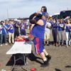 Kız arkadaşını kaldırıp masaya vuran taraftar